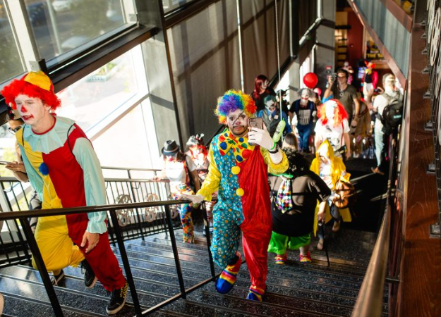 В Америке устроят спецпоказ «Оно 2» для зрителей в костюмах клоунов. Вот где настоящий хоррор! - изображение обложка