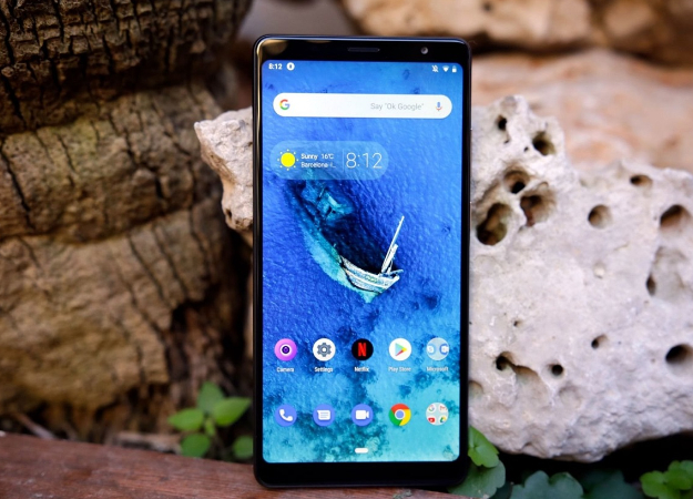 Lenovo показала бюджетный планшетофон Lenovo Tab V7  - изображение обложка