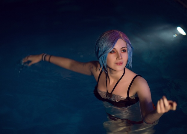 Горячий косплей веселящихся в бассейне Хлои и Макс из Life is Strange - изображение обложка