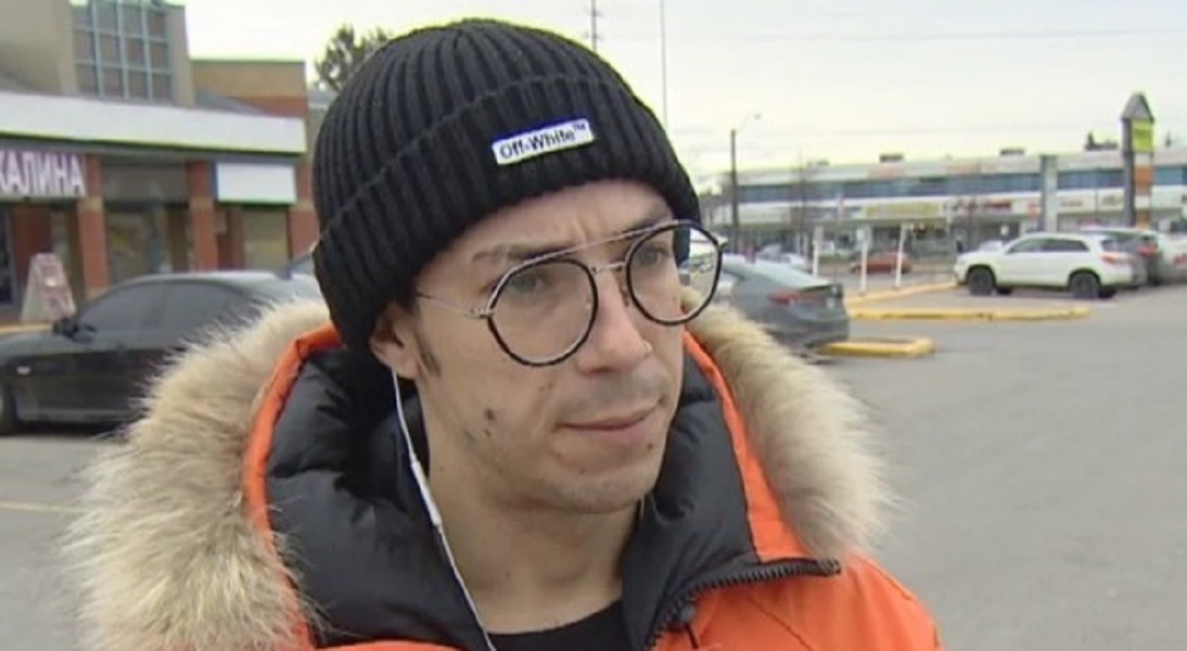 Блогер пошутил в самолете, что он заразился коронавирусом. Рейс пришлось отменить - изображение обложка