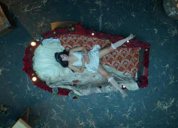 Полный угар на сцене театра и шутки про тюрьму за репост в клипе группы «Ленинград — Страшная месть» - изображение обложка