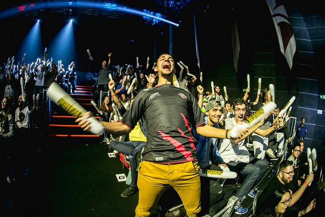 Внезапно. Почти половина зрителей в киберспорте не играют - изображение обложка