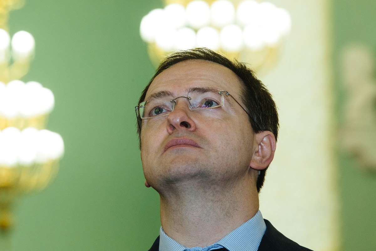 Владимир Мединский считает, что дети читают «не то, что нужно». А виноваты снова смартфоны - изображение обложка