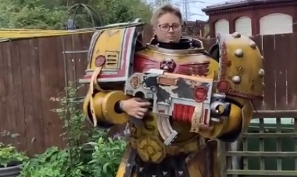 Девушка косплеит космодесантника из Warhammer 40K