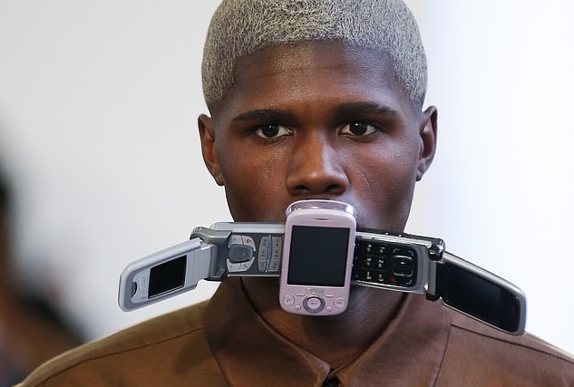 Корейский дизайнер снабдил свои модели кляпами из кнопочных телефонов - изображение обложка