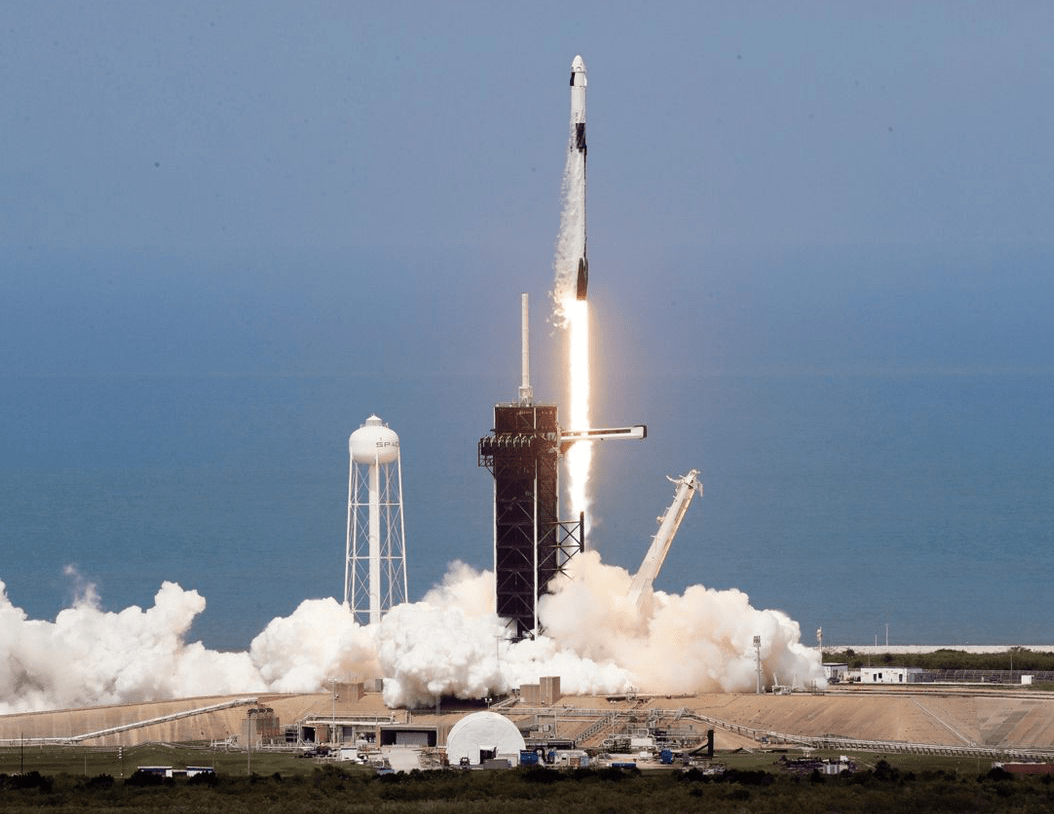 Астронавты, прилетевшие на МКС на корабле Crew Dragon, вышли в прямой эфир - изображение обложка