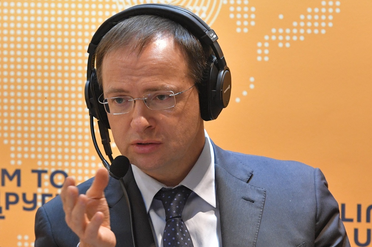 Мединский признался, что играл в DOOM. Но потом стер шутер, когда понял, что затягивает - изображение обложка