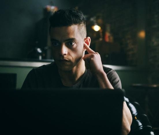 Все пасхалки из 2 эпизода 3 сезона «Мистера Робота» - изображение обложка