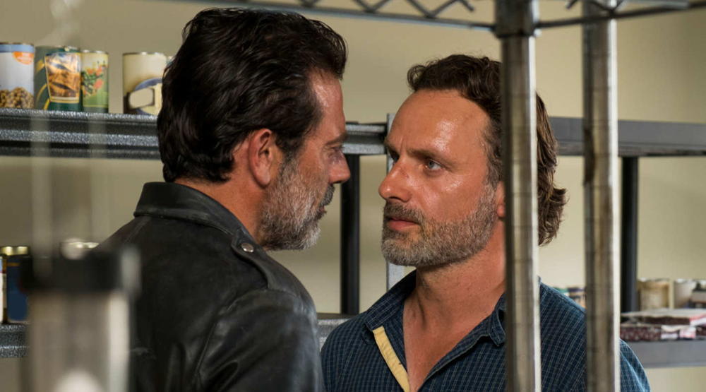 Ниган соскучился по Рику Граймсу. Теперь он делает селфи с его фотографиями  - изображение обложка