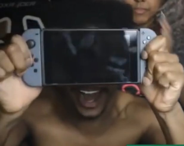 Безумный полуголый стример показал девкит Nintendo Switch - изображение обложка