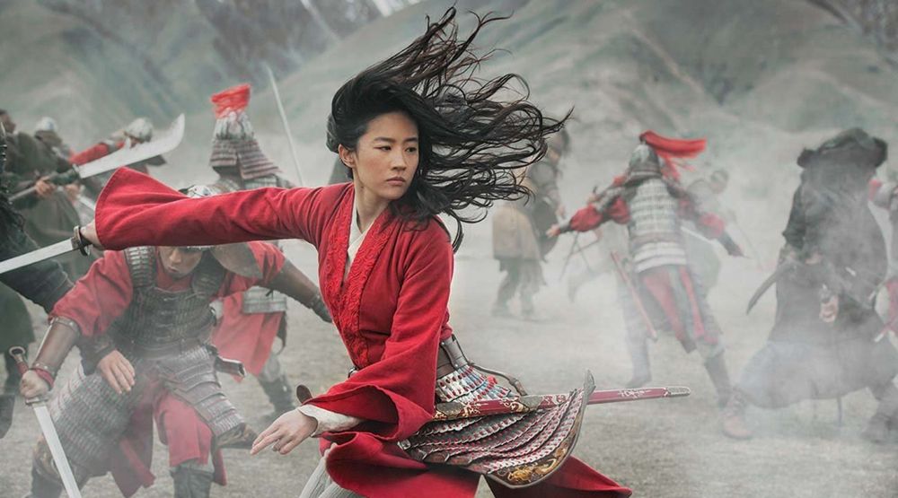 Владелец кинотеатра во Франции разнес рекламу «Мулан» битой. Это протест против онлайн-релиза - изображение обложка