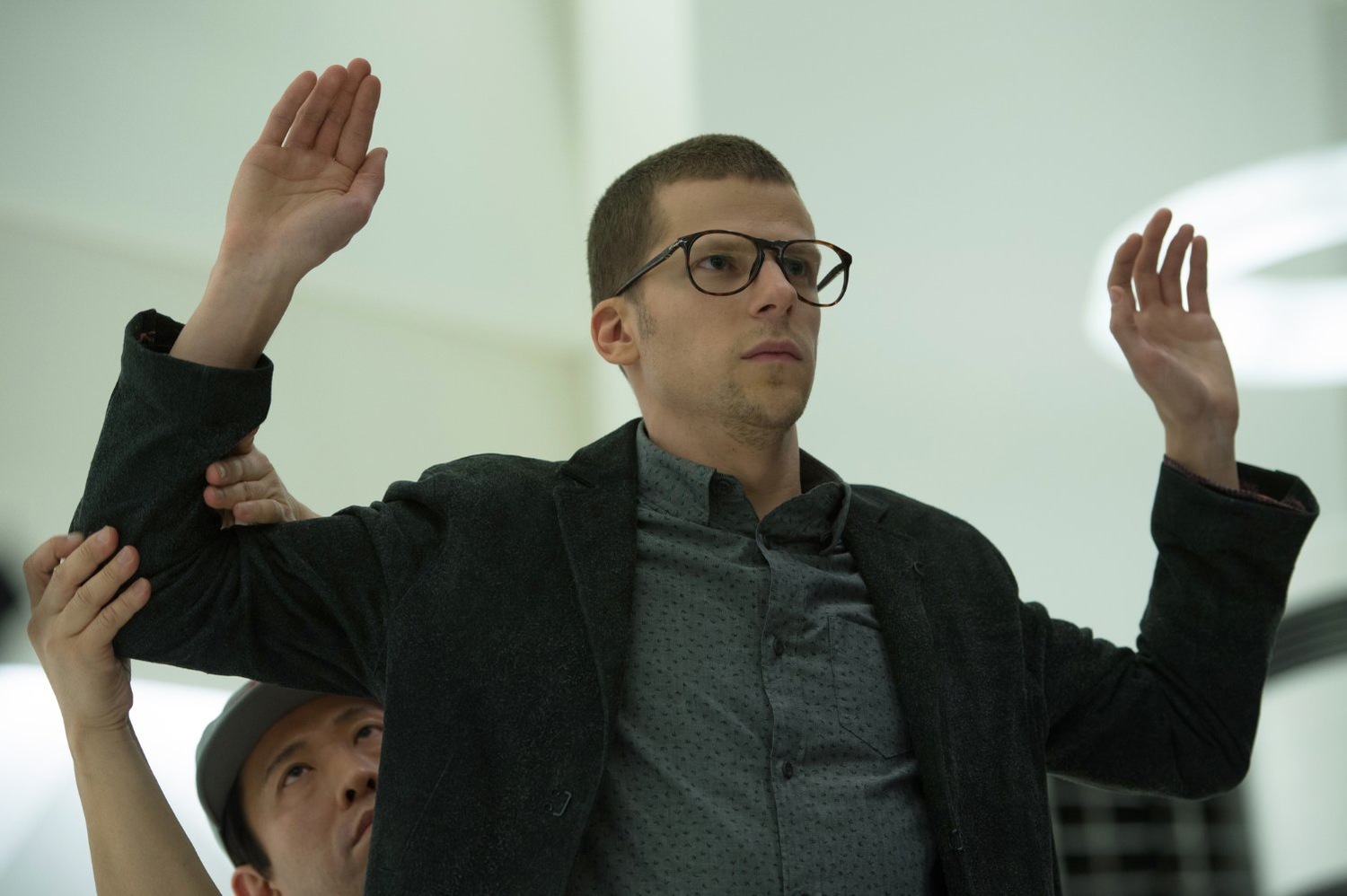 Джесси Айзенберг присоединился к Лиззи Каплан в мини-сериале «Флейшман в беде»