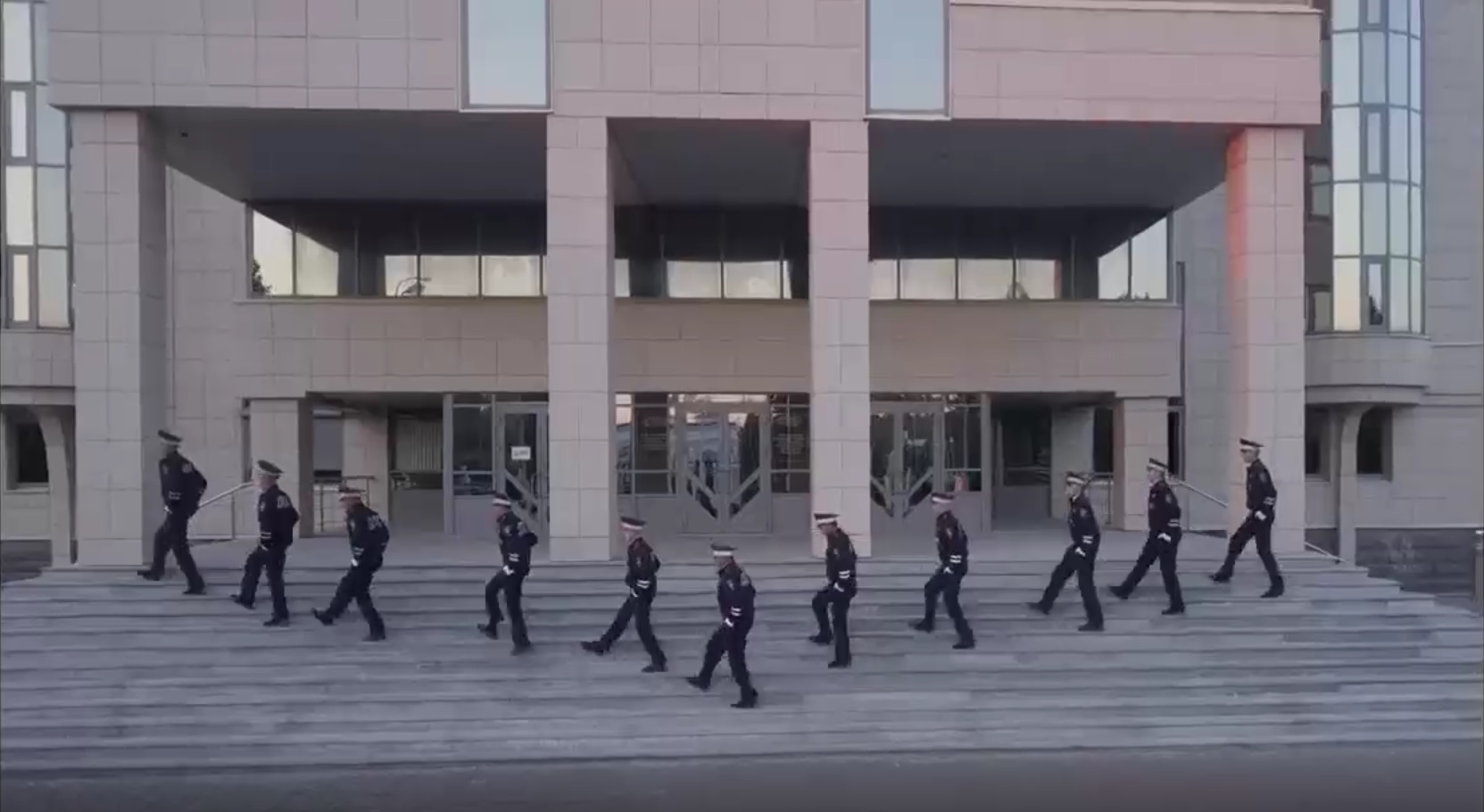 Казанские инспекторы ГИБДД исполнили рэп и станцевали к 85-летию ГАИ - изображение обложка