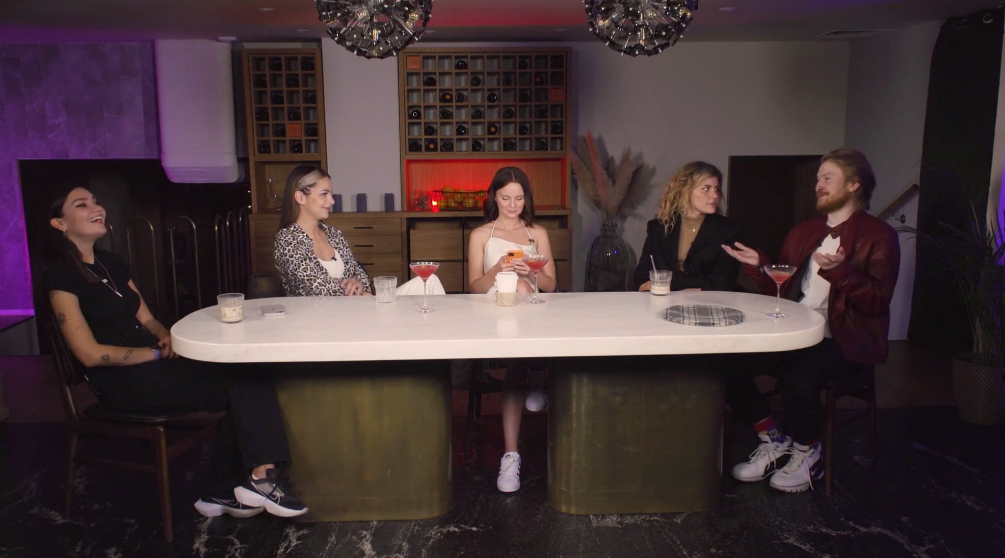 «Я выворачиваю душу наизнанку, и все смеются»: Данила Поперечный снова стал гостем на шоу «Подруги» - изображение обложка