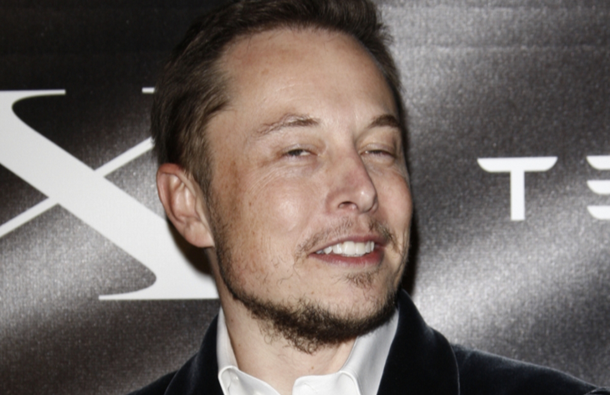 Илон Маск — третий самый богатый человек в мире. Он обогнал Цукерберга и догоняет Гейтса - изображение обложка