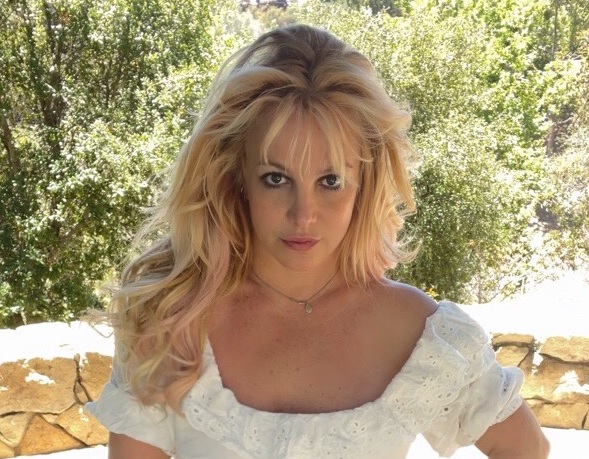 Бритни Спирс впервые за 13 лет получила возможность самой оформлять документы - изображение обложка