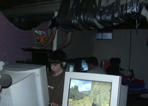 Спустя 15 лет нашли героев фото, где геймера прикрепили к потолку - изображение обложка