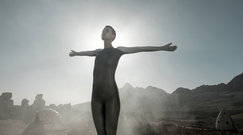 Ридли Скотт предложил зрителям взять три бутылки вина для просмотра «Воспитанных волками» - изображение обложка