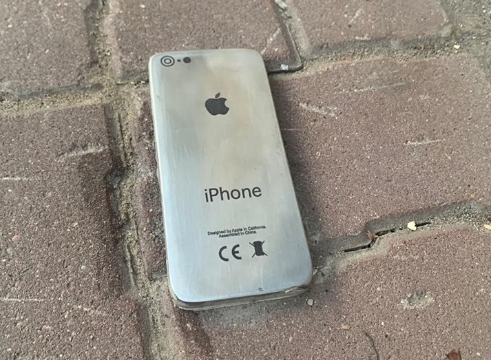 В Ярославле установили памятник потерянному «айфону» - изображение обложка