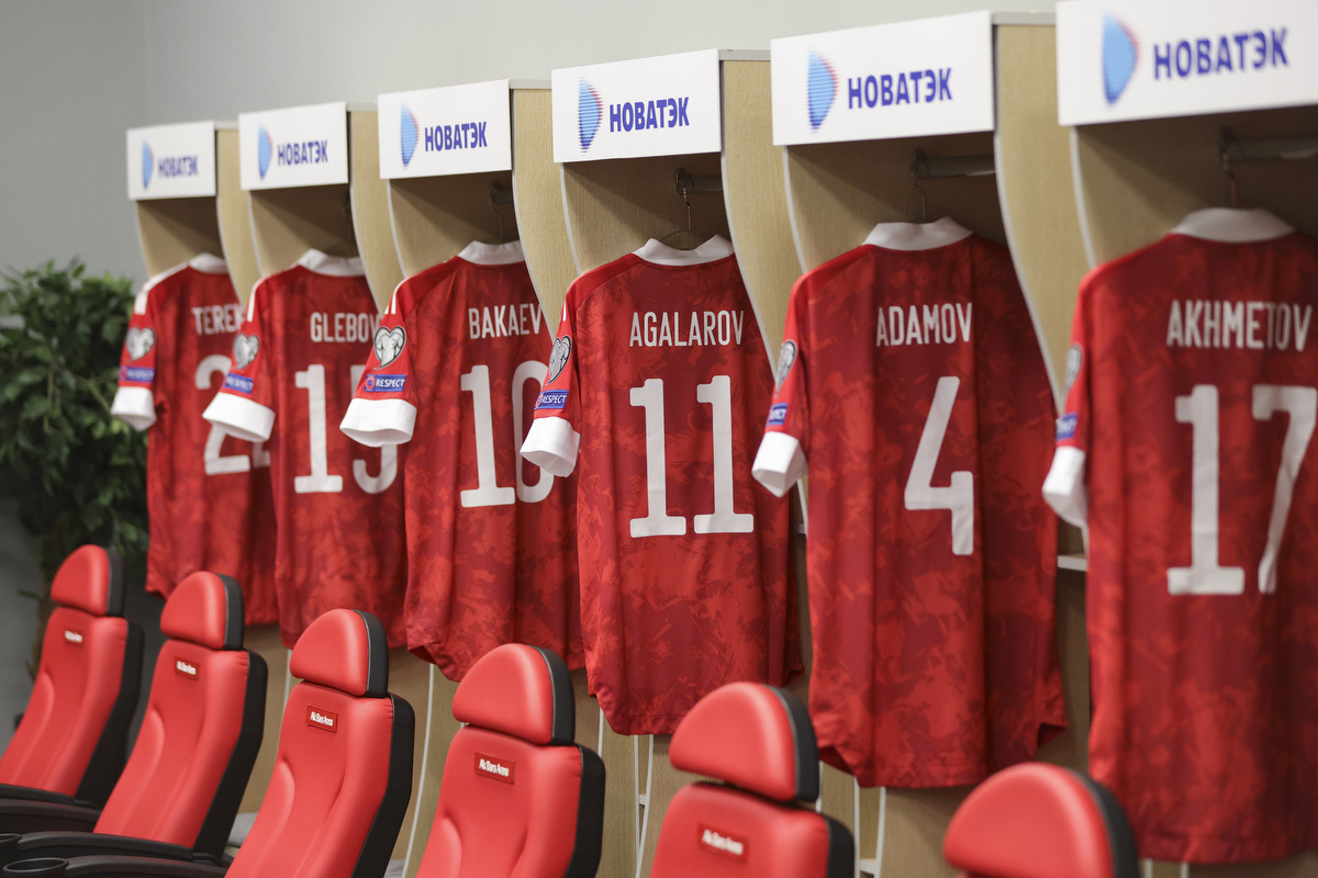 Футболисты сборной России примерили на себя образы Человека-паука, Бонда и Нео - изображение обложка