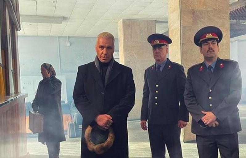 Фронтмен группы Rammstein спел песню на русском языке для фильма Тимура Бекмамбетова - изображение обложка