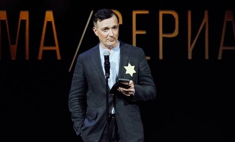 Егор Бероев нацепил желтую звезду в знак протеста против ограничений для непривитых - изображение обложка