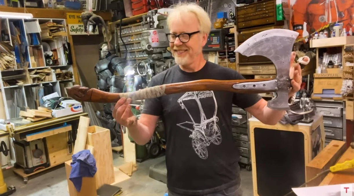 Адам Сэвидж из «Разрушителей легенд» воссоздал топор Кратоса из God of War - изображение обложка