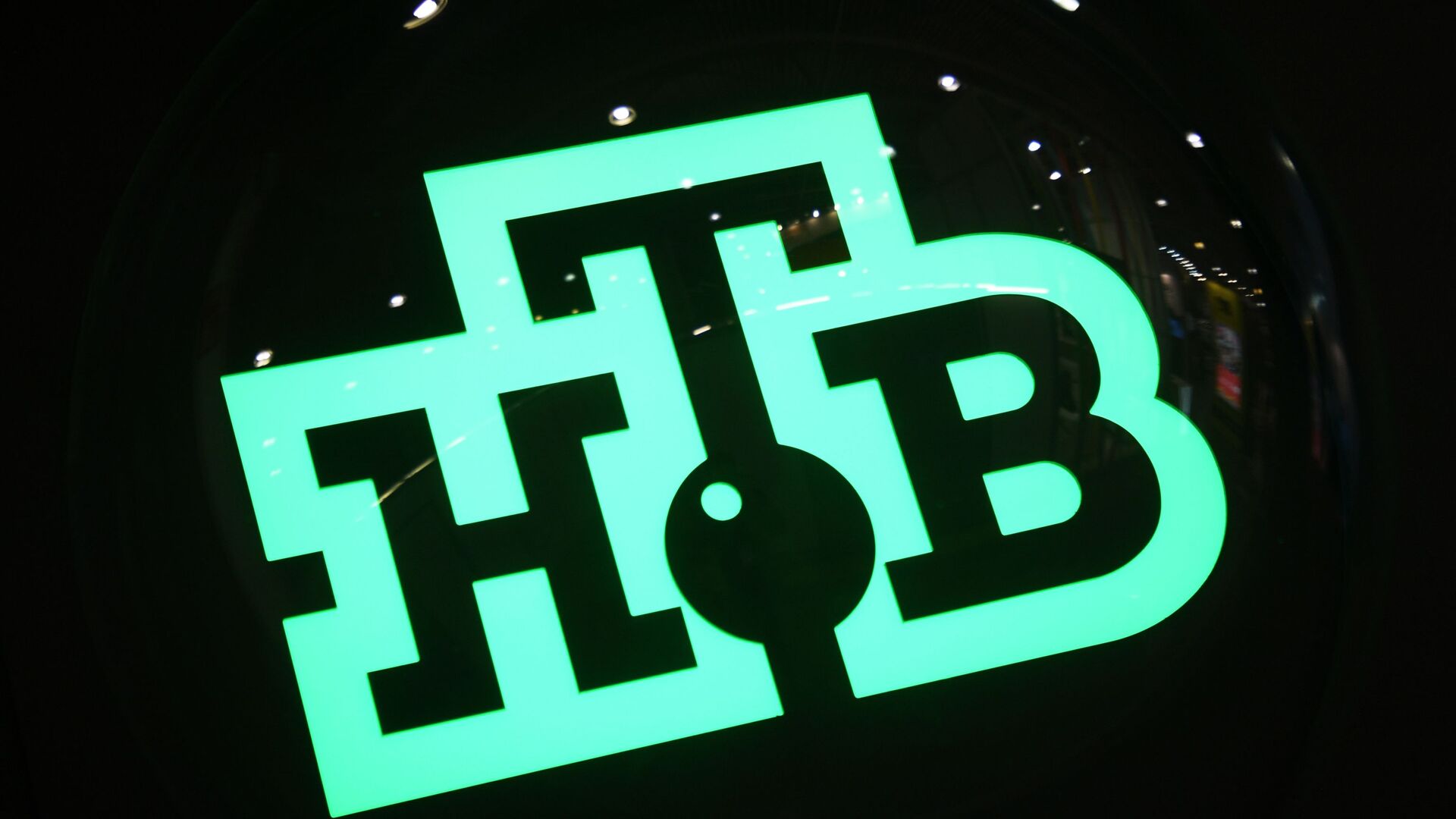 Новые санкции запретили американским компаниям размещать рекламу на «Первом» и НТВ - изображение обложка