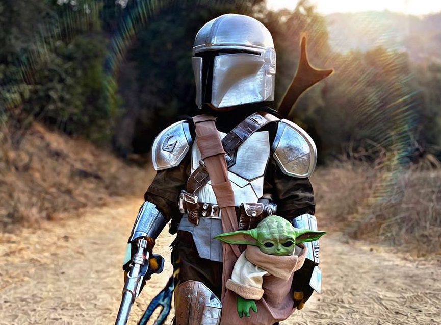 Юный косплеер показал милые образы Бэтмена, Мандалорца, Железного человека и других персонажей - изображение обложка