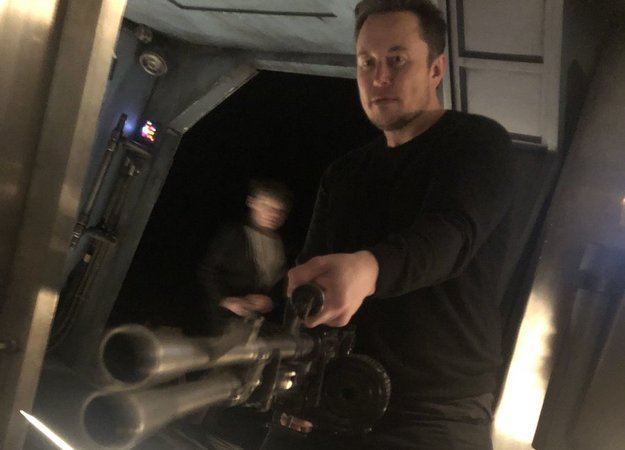 Илон Маск и Джастин Ройланд ведут обзор мемов у PewDiePie. Поможет ли это ему победить T-series? - изображение обложка