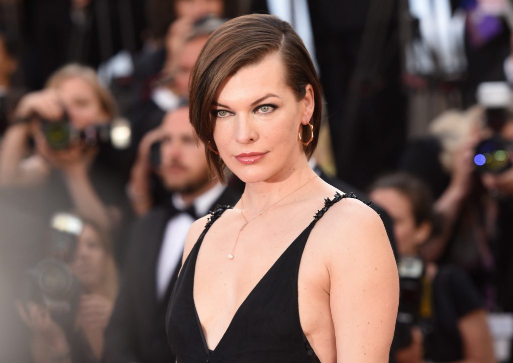 Милле Йовович — 45 лет. Вот ее фото - изображение обложка