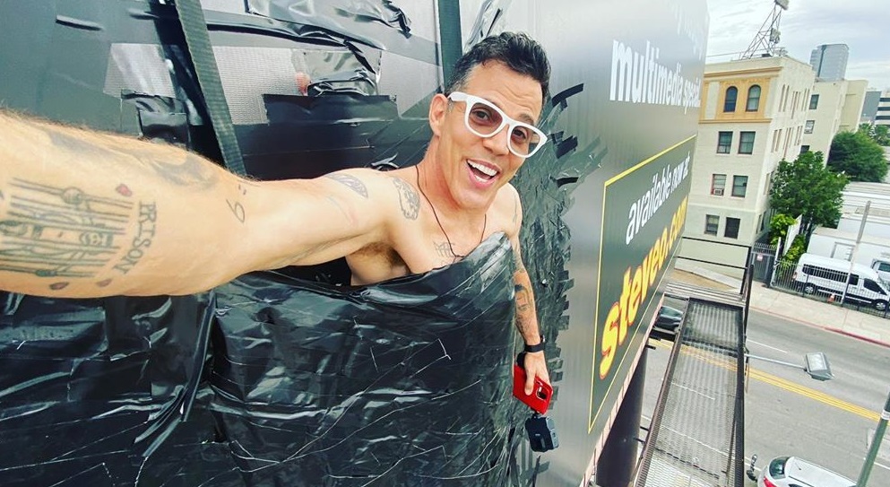 Стив-О стал рекламой Стива-О: герой «Чудаков» приклеил себя к билборду - изображение обложка