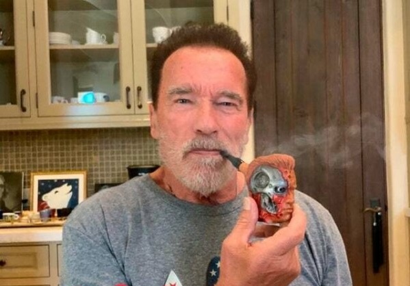 Фанат сделал трубку с Терминатором ко дню рождения Шварценеггера. Арнольд попросил прислать ее - изображение обложка