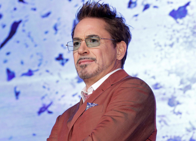 Роберт Дауни-младший постит рекламу OnePlus 7 через смартфон другого бренда - изображение обложка