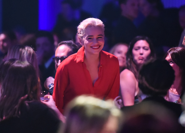 Брэд Питт предложил $120 тысяч за просмотр эпизода «Игры престолов» с Эмилией Кларк – и проиграл - изображение обложка