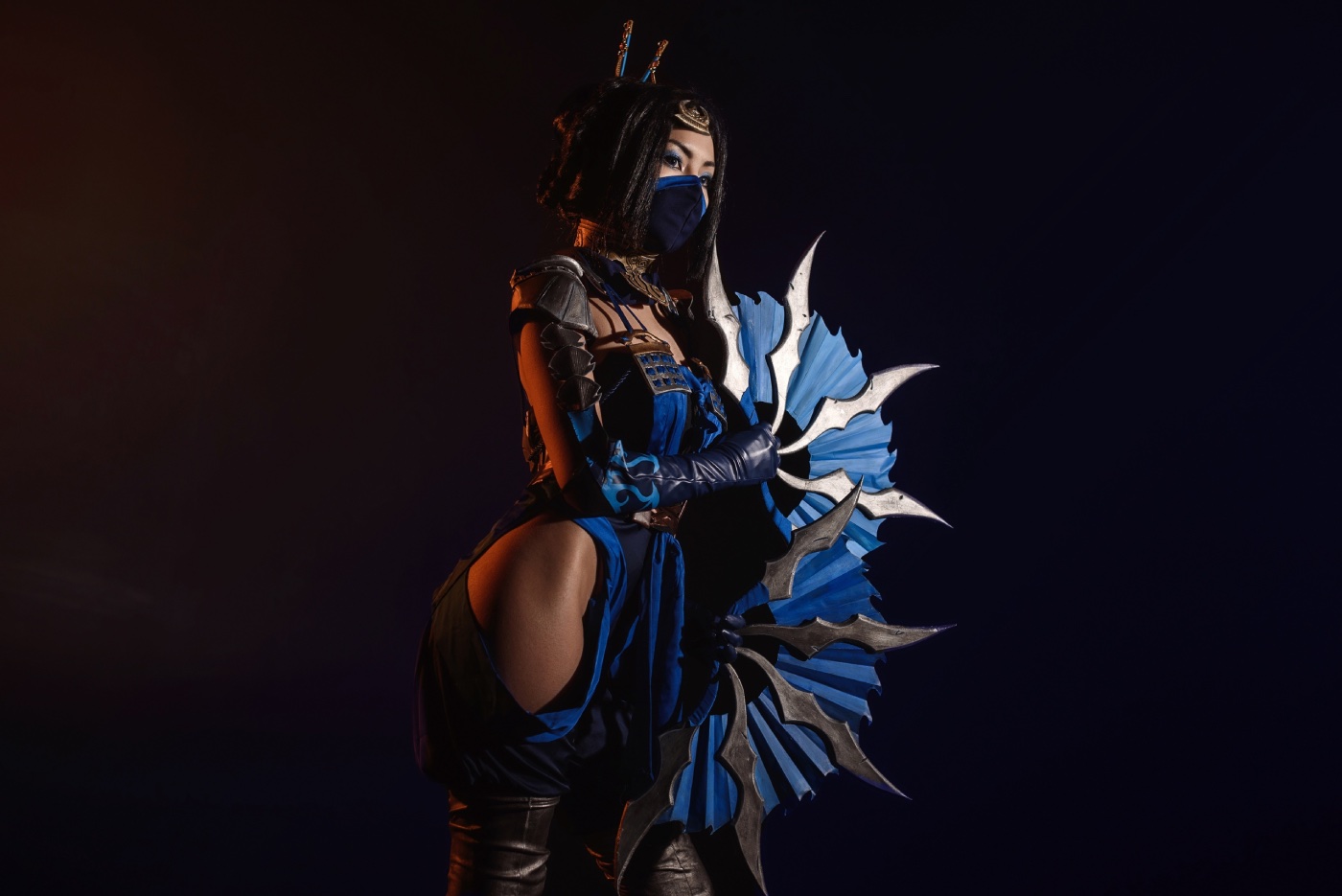 Казашка показала пикантный косплей на Китану из Mortal Kombat - изображение обложка