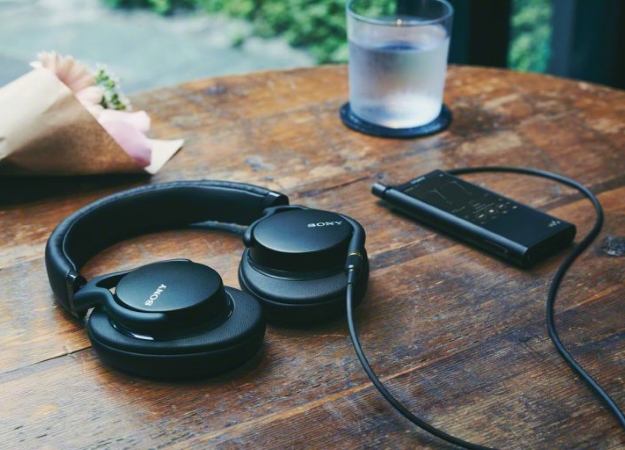 Sony на CES 2018: три новых смартфона, OLED-телевизор и беспроводные наушники - изображение обложка