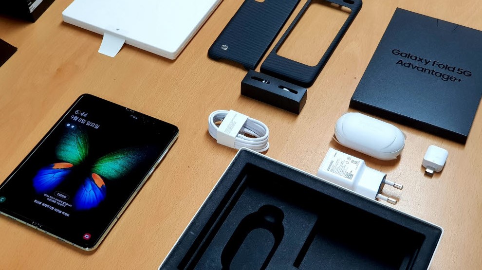 Samsung хочет отказаться от зарядных устройств в комплекте со смартфонами - изображение обложка