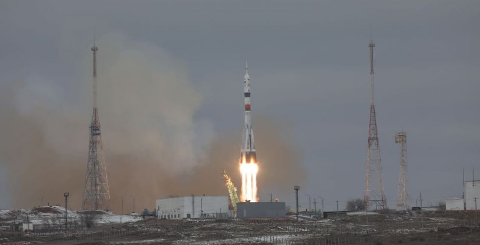 Роскосмос запустил ракету «Союз» с туристами на борту - изображение обложка