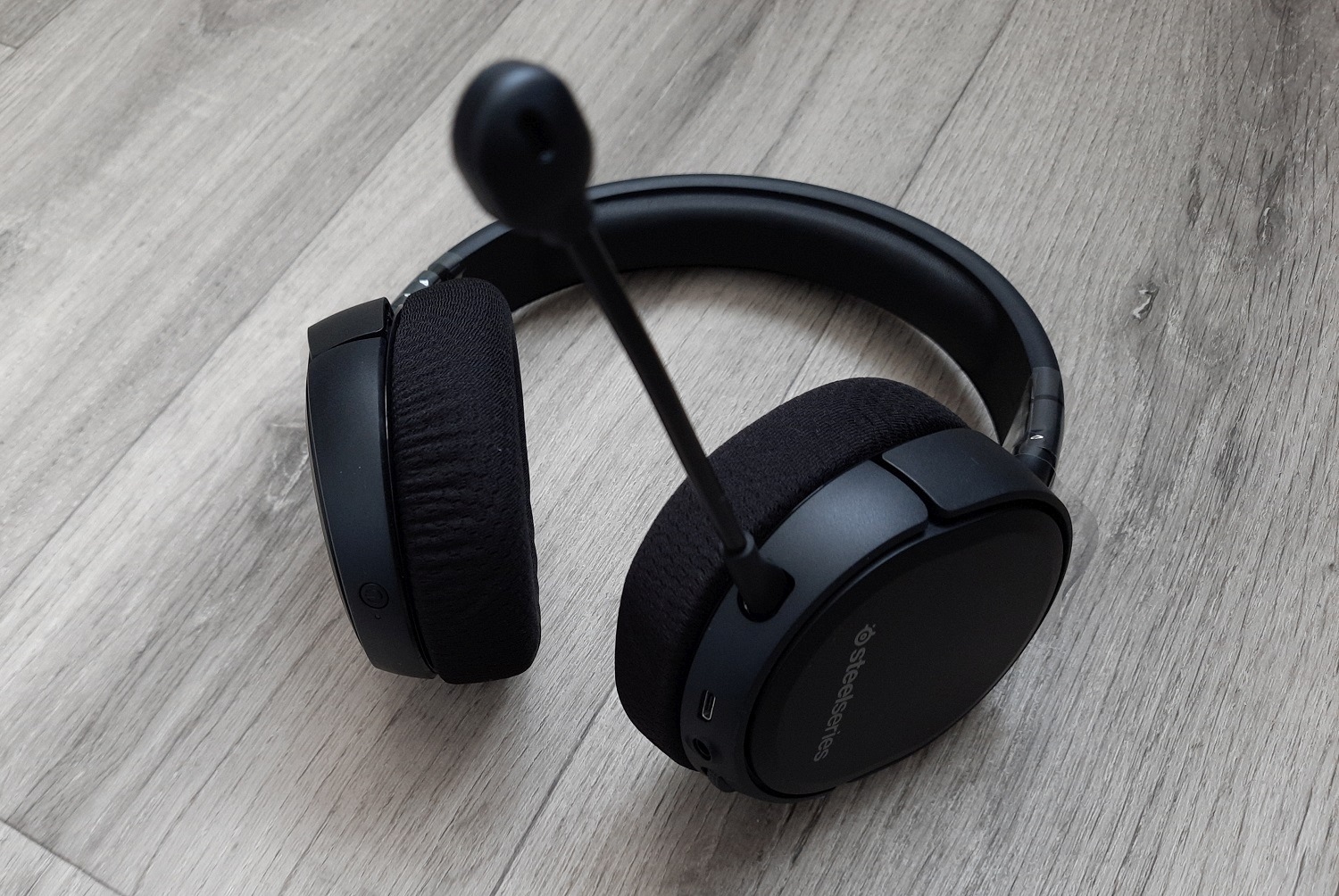 Обзор Steelseries Arctis 1 Wireless. Какой получилась игровая гарнитура с аскетичным дизайном