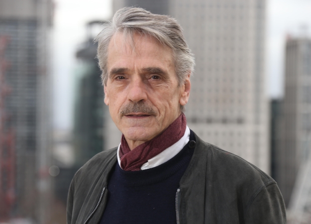 Альфред из киновселенной DC сыграет главную роль в сериале «Хранители» от HBO - изображение обложка