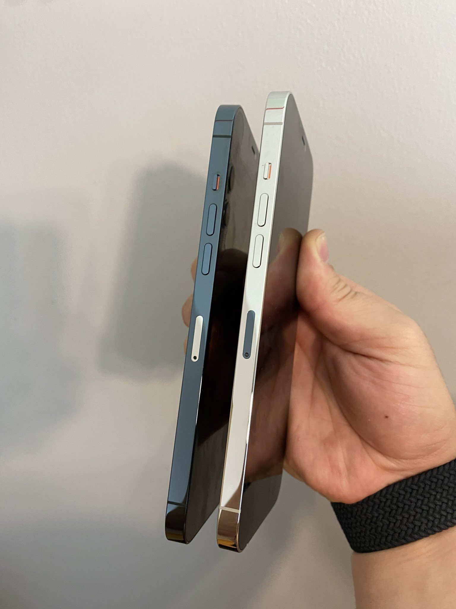 Обручальные кольца больше не в моде. Новый тренд — обмениваться разноцветными слотами для сим-карт - изображение обложка