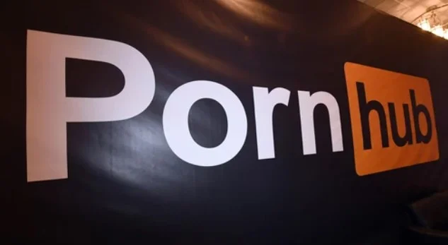Pornhub заблокировал миллионы видео. Это был непроверенный контент - изображение обложка