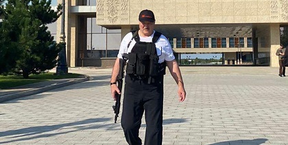 Лукашенко снова взял в руки автомат, а пользователи сети сделали с ним мемы - изображение обложка