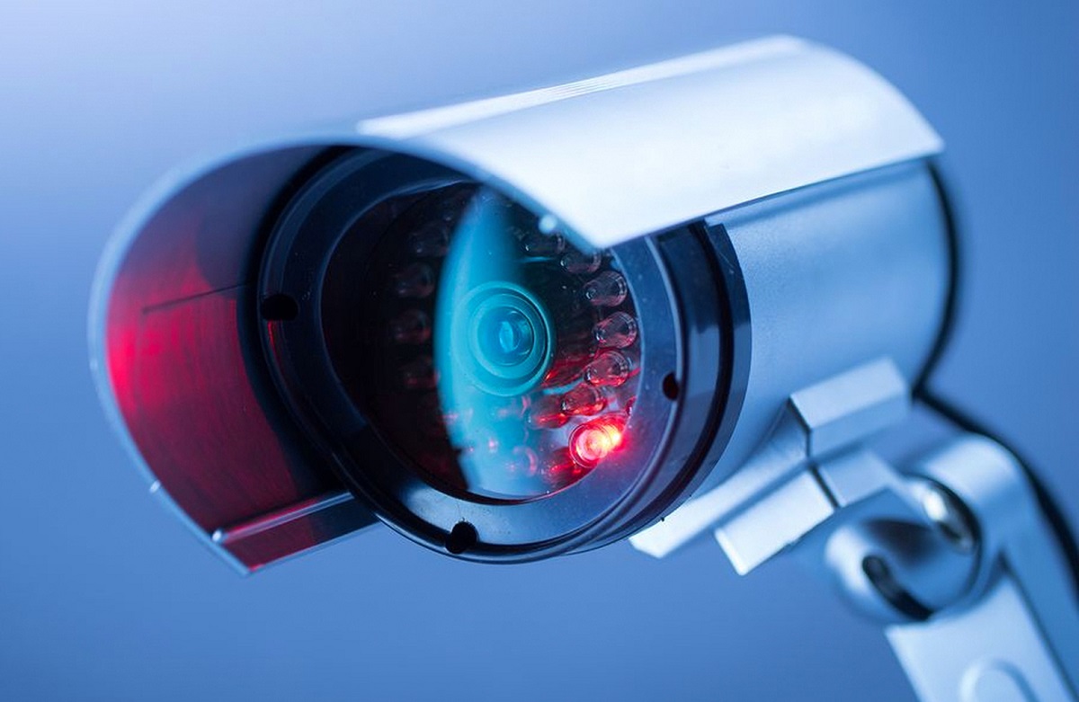 В российских школах установят камеры с распознаванием лиц и подключат их к системе «Оруэлл» - изображение обложка