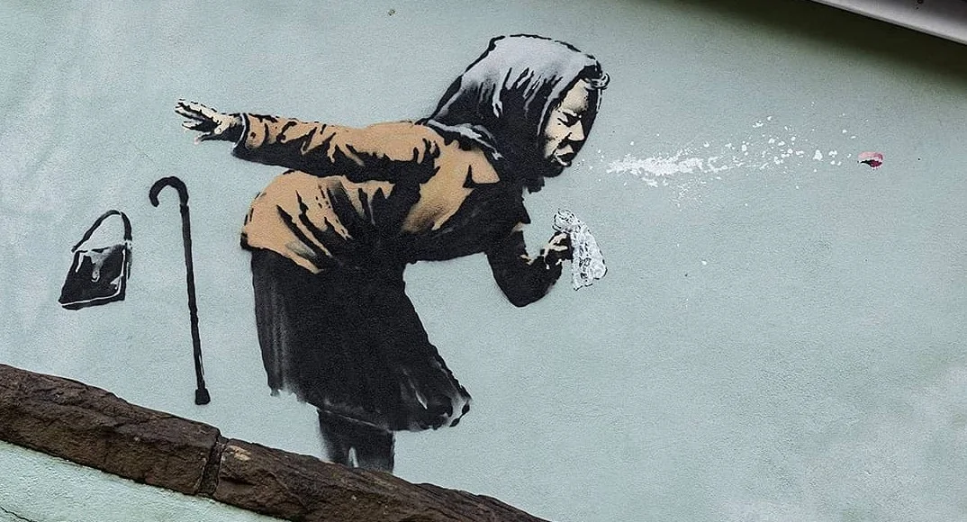 Бэнкси создал новое граффити с чихающей старушкой - изображение обложка