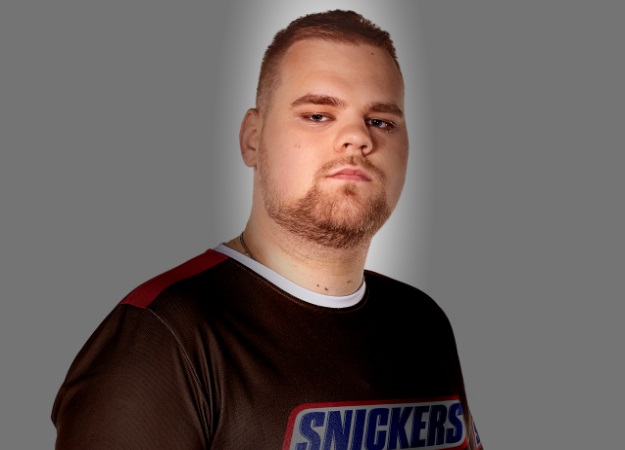 Хайлайты второго стрима Cheatbanned на SNICKERS FORCE: девушка Настя учится играть в Fortnite