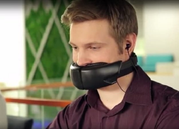 Гарнитура-кляп, умная расческа и другие странные гаджеты 2017 - изображение обложка