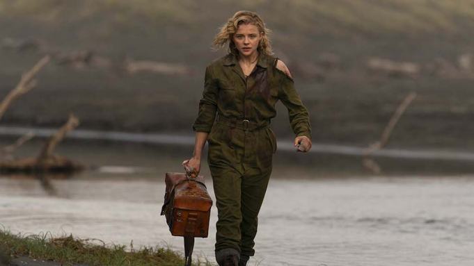 Хлоя Грейс Морец против гремлина: новый тизер боевика «Тень в облаках»  - изображение обложка