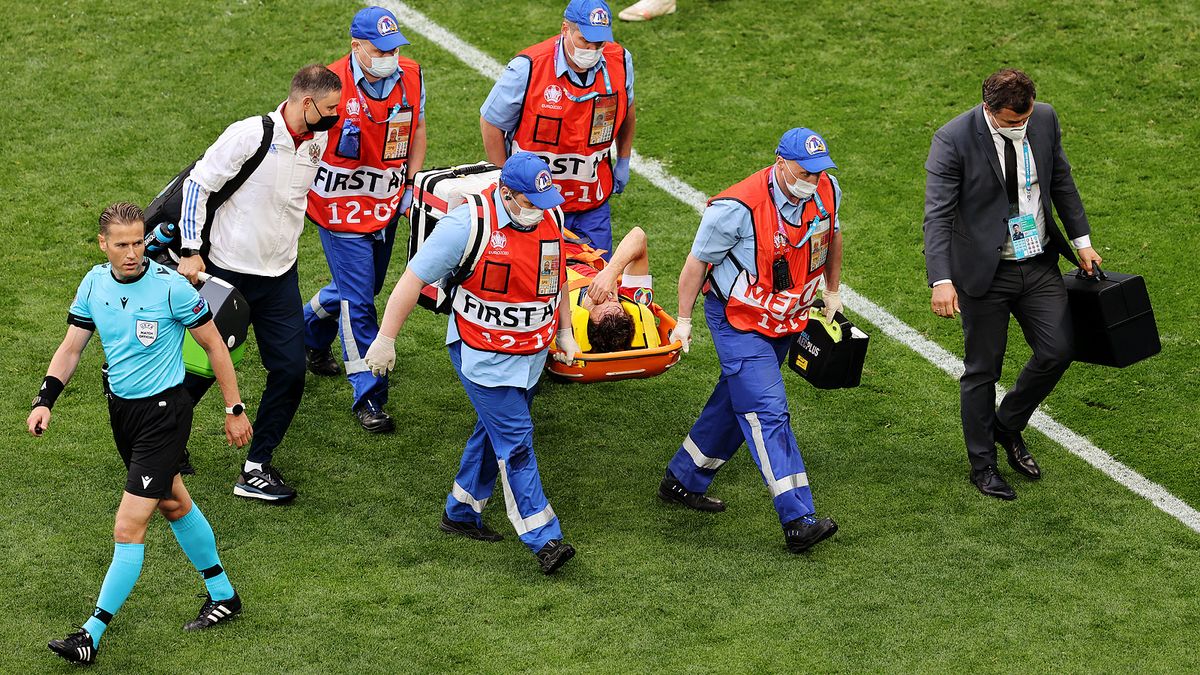 Защитника сборной России госпитализировали во время матча с Финляндией - изображение обложка